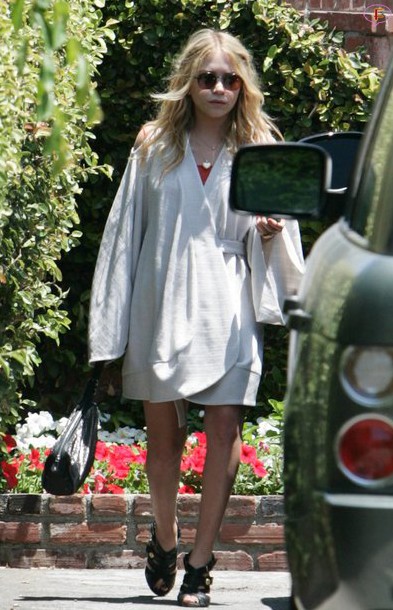 mary-kate-olsen-nail-salon-01.jpg