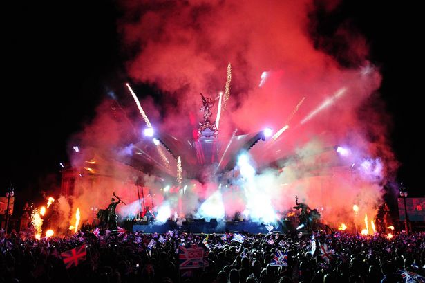 Fireworks+outside+Buckingham+Palace+during+the+Diamond+Jubilee+Concert
