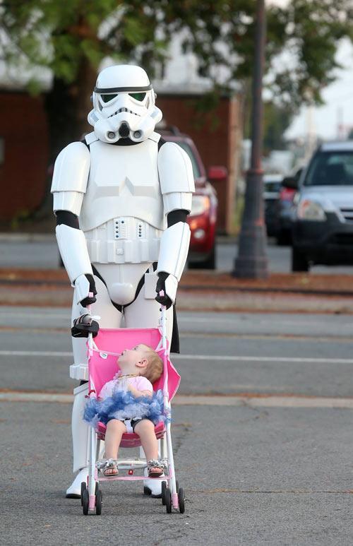 funny-Stormtrooper-dad-costume-girl-1.jpg